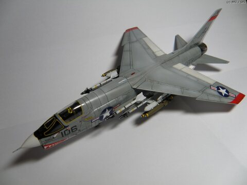 아카데미 1/72 F-8E