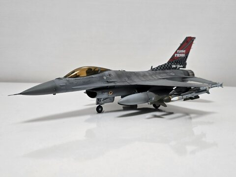 키네틱 1:48 F-16완성 했습니다.