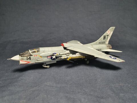 F-8E (ACADEMY 1/72)
