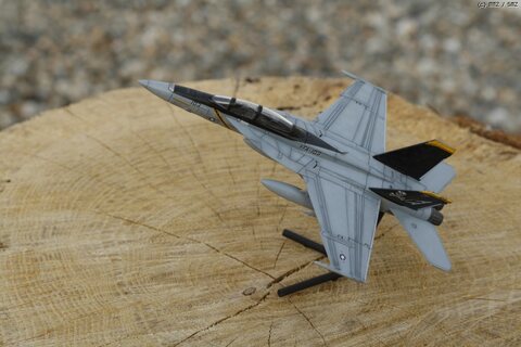 드래곤 1/144 F/A-18F 졸리 로저스