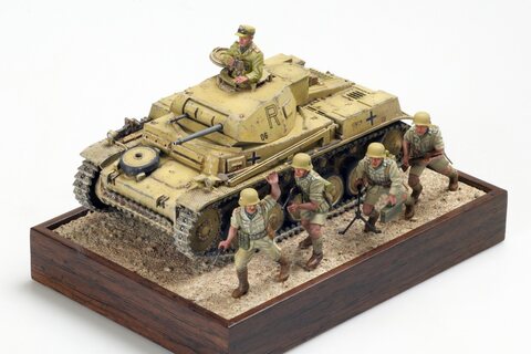 Panzer Kampfwagen II Ausf. F/G with German Afrika Korps Infantry 1/35 [TAMIYA]