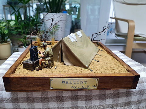 Waiting (Tamiya tent set 1/35)