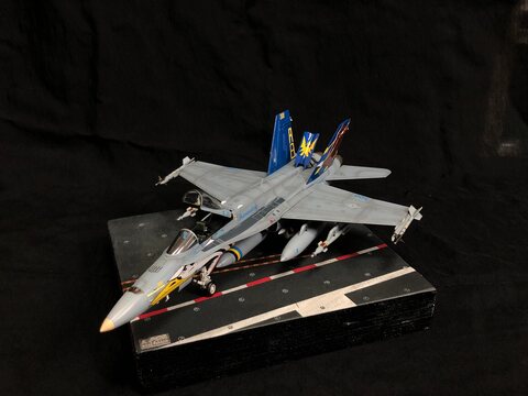 1/72  U.S NAVY F/A-18C VFA-82 "MARAUDERS"