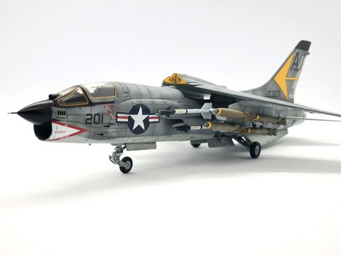 [ACADEMY]1/72 USN F-8E "The Hunters"