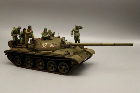 어딘가를 유심히 살피는 T-62 소련 탱커들