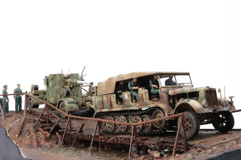 The flak 88mm of the Wehrmacht를 견인하여 도하하는 Sd.kfz.7 Mittlere Zugkaftwagen 8t