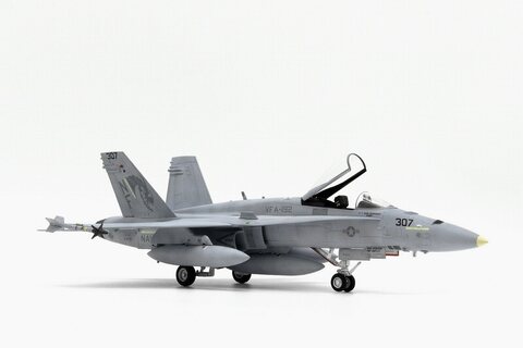Academy 1:72 F/A-18C (VFA-192 Golden Dragons)