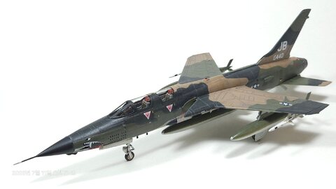 Trumpeter 1/72 F-105G WILD WEASEL