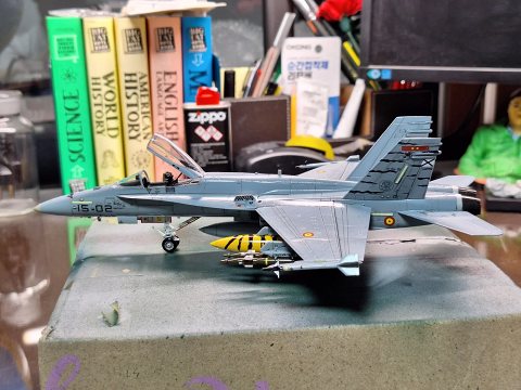 아카데미 1/72 FA-18A Hornet 완성