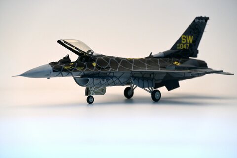 타미야 1/48 F-16C Viper demo Venom
