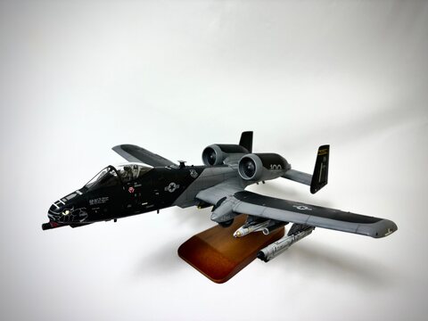 A-10C black snake 입니다! 별매 데칼을 사용하여 제작 했습니다ㅎ 역시 탱크킬러 답게 장착되는 공대지가 ㅎㄷㄷ 합니다,,