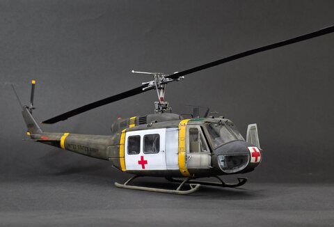 1/35 UH-1H US ARMY 377TH MEDICAL COMPANY [1972 S.KOREA]- White door